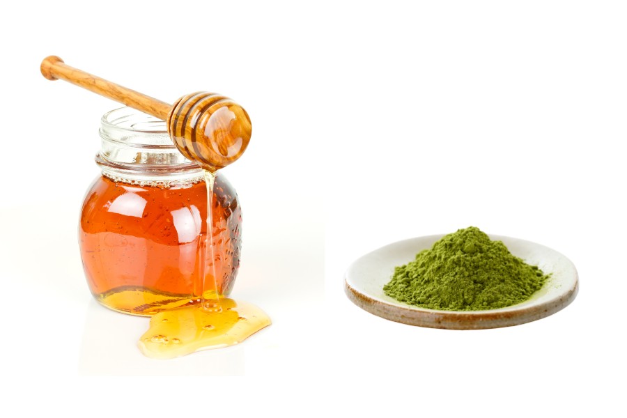 Mật ong và bột trà xanh là 2 nguyên liệu được dùng trong điều trị nám